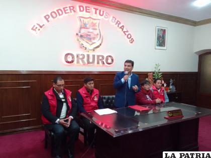 Los dos funcionarios saldrán este sábado del país /LA PATRIA