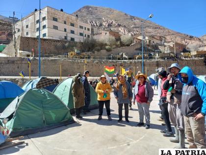 Familias enteras se instalaron en carpas cerca a la Empresa Minera Huanuni /Jorge Huanca 