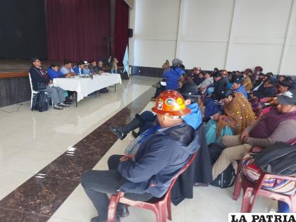 Los parlamentarios del ala ??evista? se reunieron con su líder Evo Morales /APG