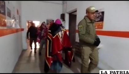 Las autoras ingresan al juzgado /LA PATRIA
