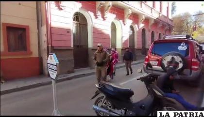 Policías llevan a las dos personas aprehendidas /LA PATRIA