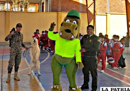 La Policía realizó varias actividades con estudiantes de Oruro 
/LA PATRIA
