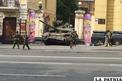 Un vehículo blindado ruso, en una calle en Rostov del Don, Rusia /AP Foto