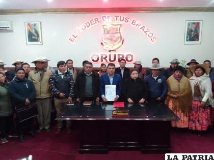 Vedia, acompañado de autoridades municipales y organizaciones sociales presentó el anteproyecto de ley /LA PATRIA