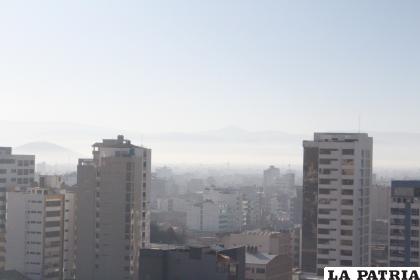 Oruro amaneció bajo una capa de humo /LA PATRIA
