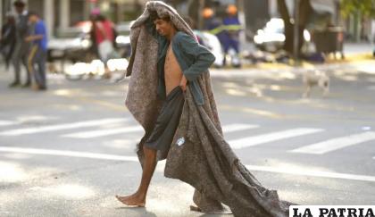 Un hombre sin hogar cruza una calle en una zona ocupada por consumidores de drogas conocida como Cracolandia /AP