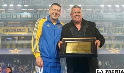 Riquelme y Tapia (presidente de la AFA) durante el acto central /infobae.com.