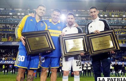 Juan Ramón Riquelme entregó una serie de reconocimientos en su despedida /clarin.com
