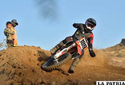 Marco Antezana el más destacado en la competencia nacional de motociclismo /APG