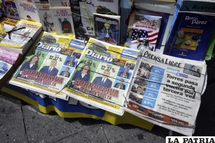 Las portadas de los periódicos muestran los resultados preliminares de las elecciones presidenciales 
/AP Foto/Moisés Castillo