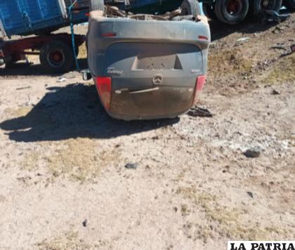 El coche sin placas terminó volcando tras la fatal colisión /Cortesía