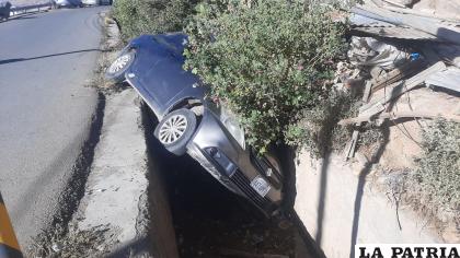 El carro terminó encunetado en el canal pluvial /LA PATRIA