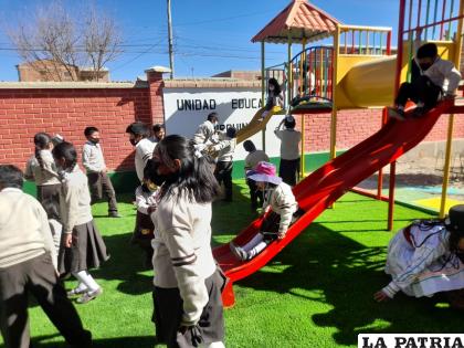 Los escolares disfrutaron del renovado parque /LA PATRIA