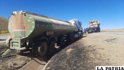 Remolcan el camión en la ruta Oruro-La Paz /LA PATRIA
