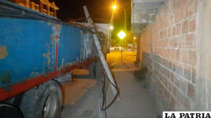 El poste y el cable terminaron dañados por el choque /LA PATRIA