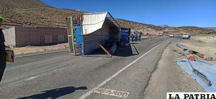 El motorizado terminó volcado en medio de la carretera /Tránsito