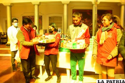 Entrega de suplementos alimenticios a los atletas de alto rendimiento /LA PATRIA