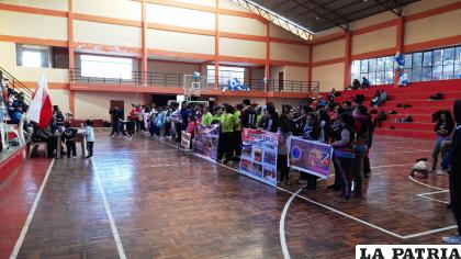 Durante la inauguración del torneo de exalumnos del colegio Virgen del Mar /LA PATRIA