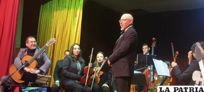 La Orquesta Loyola y Marcos Puña en el escenario del Paraninfo Universitario /LA PATRIA