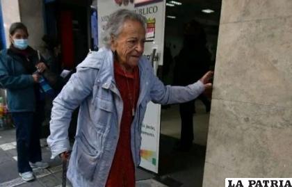Amparo Carvajal en puertas de la Fiscalía /APG