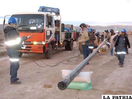 Trabajadores instalan el ducto de la red primaria de gas natural