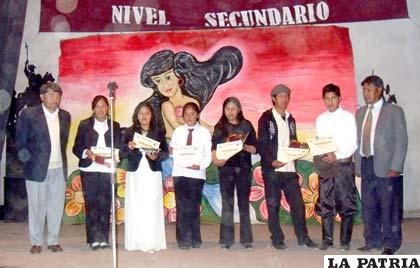 Estudiantes del colegio “Carmen Guzmán de Mier I” que ganaron  en el Festival de Poesía 