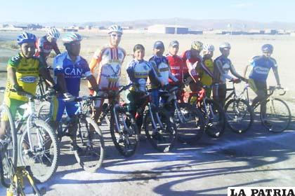 Ciclistas orureños en la pista de la Asociación Departamental de Ciclismo Oruro