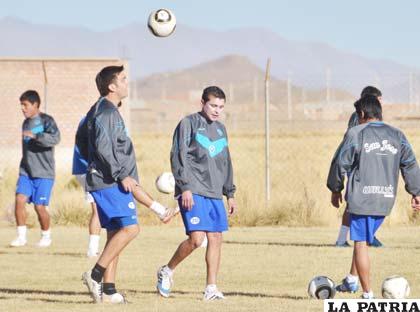 Vieira y Botero, jugadores de San José en pleno entrenamiento
