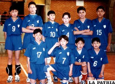 Equipo de Voleibol Ingenieros categoría menores 1998