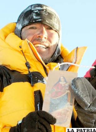 Javier Carvallo Contreras, en la cima del Everest acompañado de la imagen de la Virgen del Socavón