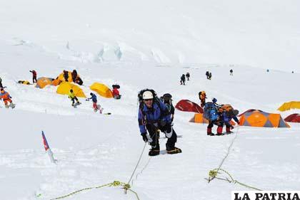 Una vista de cómo se desplazan los expedicionarios en el Everest