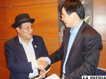El ex prefecto Alberto Aguilar Calle y el presidente de la empresa estatal China, Wang Yuhang, se congratularon tras la firma de los documentos el pasado 2010(Foto de Archivo)