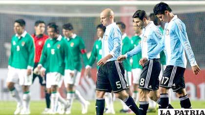 Jugadores de Argentina salen del campo de juego desilusionados por el resultado