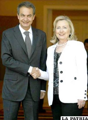 El presidente del Gobierno, José Luis Rodríguez Zapatero, saluda a la secretaria de Estado de Estados Unidos, Hillary Clinton, en el Palacio de la Moncloa