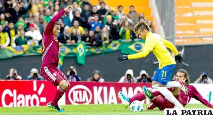 Neymar elude la marca de Viscarrondo