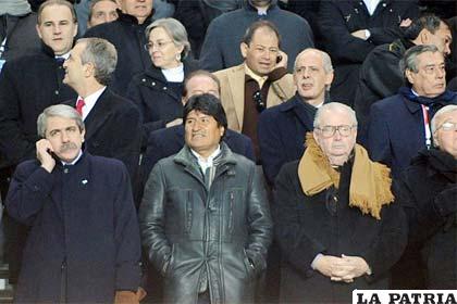 Evo Morales junto a Julio Grondona