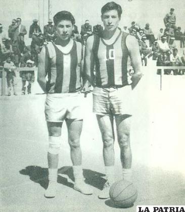 Los jugadores Oscar Saavedra y Delgadillo del equipo de básquet