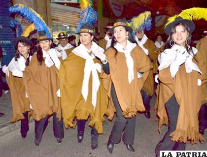 Una demostración de danza y folklore fue parte del Festiva Jach’a Uru Central