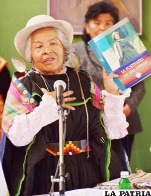 La autora del libro “La fuerza de una mujer aymara” con traje típico de sus ancestros