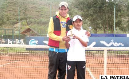 Jairo Gonzales junto a su entrenador Israel Almaraz