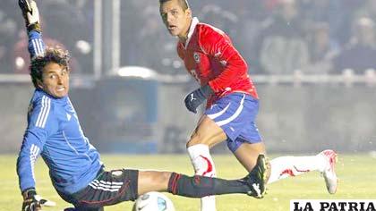Alexis Sánchez burla al portero Luis Michel, pero no puede concretar