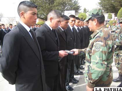 Conscriptos recibieron su libreta de servicio militar