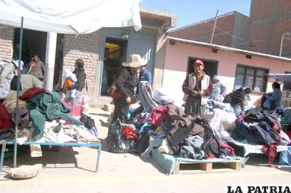 Venta de ropa usada en mercado Kantuta