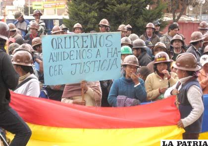 Mineros cooperativistas de Atocha protestaron en la puerta de la cárcel