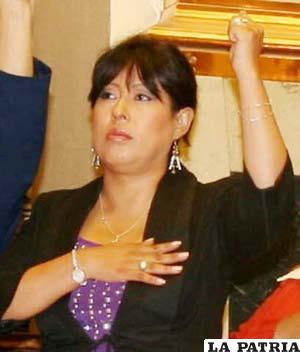Tania Zamorano juró al estilo masista durante su posesión y tras ser nominada por el presidente Evo Morales