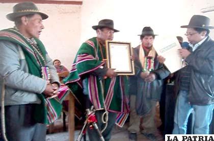 Autoridades recibieron título ejecutorial a Marka Paj’cha San Martín del Suyu Jatun Killaka Asanajaqi Jakisa de parte del INRA