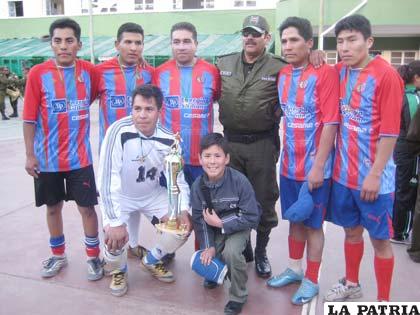 Los campeones de futsal y básquet en la vuelta olímpica al final de la jornada