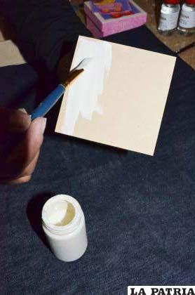 PASO 2
Pintar la cajita con el acrílico blanco una primera capa, dejar secar por 10 minutos y luego aplicar una segunda capa de pintura acrílica
