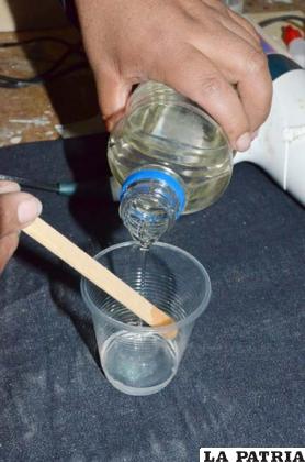 PASO 6
Mezclar la resina con el catalizador en partes iguales, colocando en un vaso primero la resina y luego el catalizador, mezclar para conseguir una sustancia homogénea
