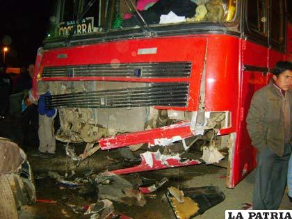 Bus de servicio público con daños en la parte delantera